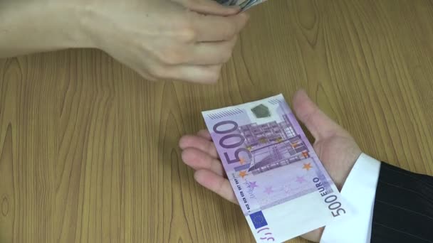 main donner grand billet en euros main mâle. Compter l'argent en main. 4K
 - Séquence, vidéo
