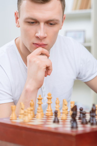 Intelligent man playing chess - Foto, Imagen