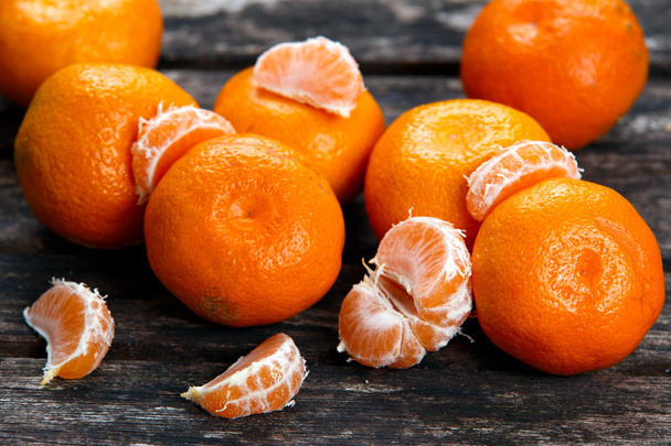 Close-up vers mandarijnen op oude houten tafel. - Foto, afbeelding