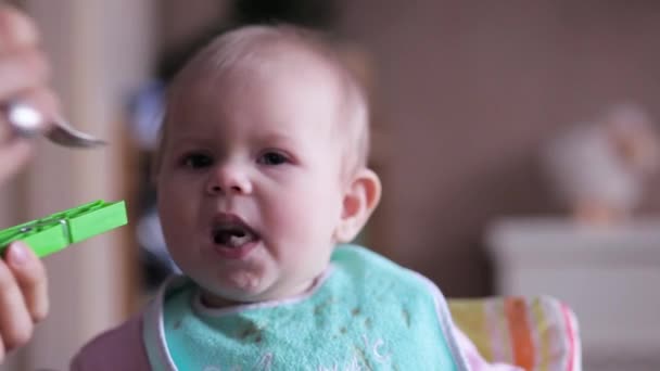 A baby does not eats cereal - Materiał filmowy, wideo