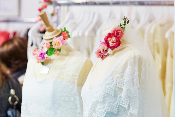 Belos vestidos de noiva em manequins
 - Foto, Imagem