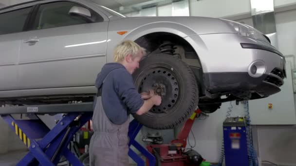 trabalhador verificando pneus
 - Filmagem, Vídeo