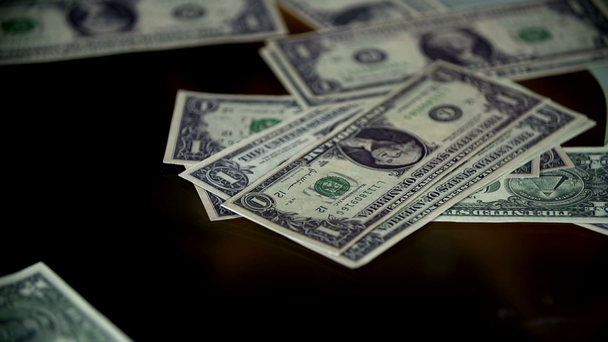 δολάρια που πέφτουν στο τραπέζι - Πλάνα, βίντεο