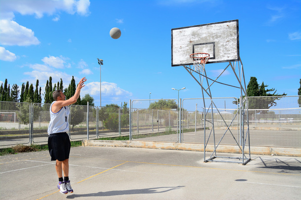 basketball player practicing jump shot - Zdjęcie, obraz