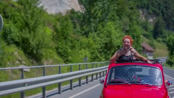 Uma senhora idosa está desfrutando de um passeio de carro
 - Filmagem, Vídeo