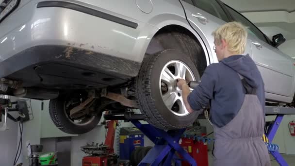Arbeiter überprüft Reifen - Filmmaterial, Video