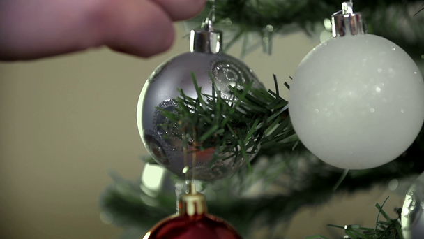 man opknoping van decoratieve ballen - Video