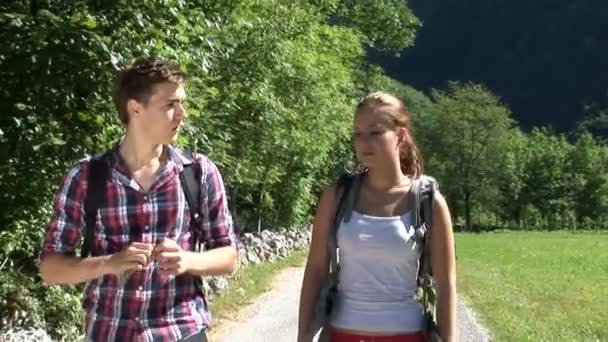 nastoletnich przyjaciół jest na pas przygód alpinizm - Materiał filmowy, wideo