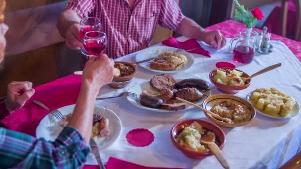 ember szolgál maga káposzta étterem - Felvétel, videó