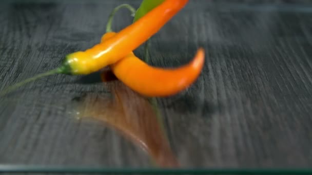 Pimentas que caem em uma mesa
 - Filmagem, Vídeo