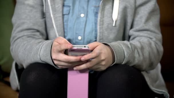Meisje texting aan haar vriend - Video