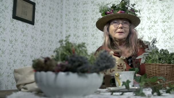 Abuela sentada a la mesa
 - Metraje, vídeo
