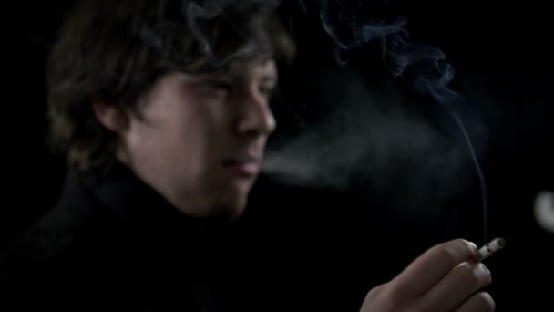 Mann raucht eine Zigarette - Filmmaterial, Video