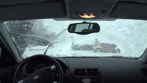 man  cleaning windshield - Filmati, video