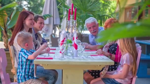 familie lunch in een restaurant - Video