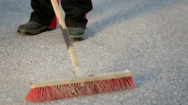 男が床を掃く - 映像、動画
