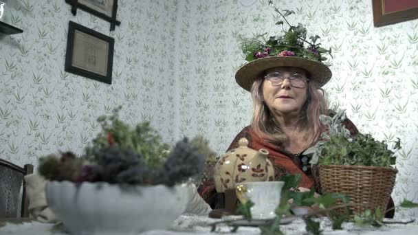 ,Oma met planten staren naar camera - Video
