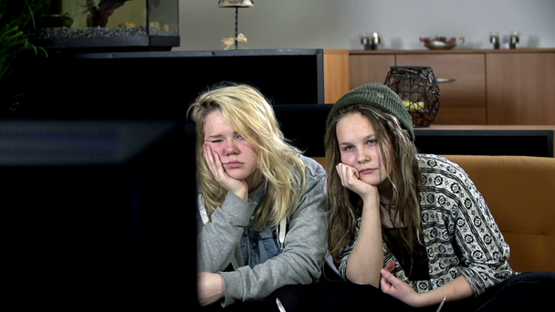 adolescentes assistindo televisão
 - Filmagem, Vídeo
