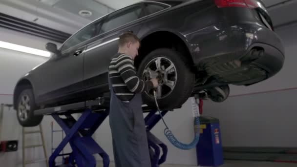 Vulcanizador verificando pneus
 - Filmagem, Vídeo