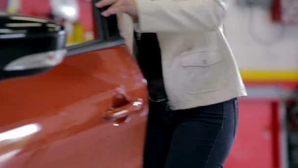 mujer entrando coche rojo
 - Metraje, vídeo