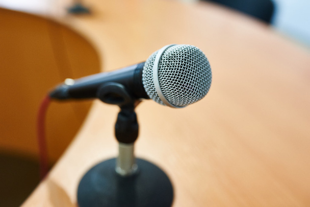 Микрофон на фоне конференц-центра
 - Фото, изображение