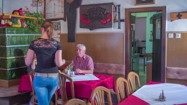 kelnerka przynosi potrawy na stole w restauracji - Materiał filmowy, wideo