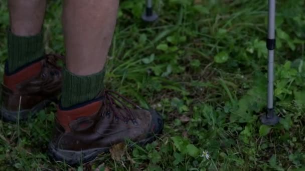 Homem com postes de trekking
 - Filmagem, Vídeo