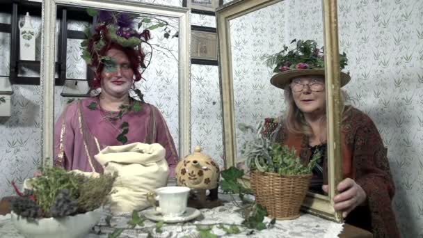 Дві жінки з дивними капелюхами
 - Кадри, відео