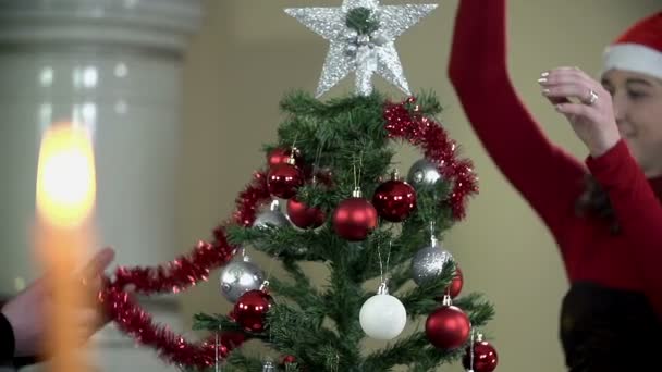 Pareja decorando árbol de Navidad - Imágenes, Vídeo