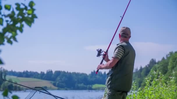 pêcheur jette l'appât
 - Séquence, vidéo