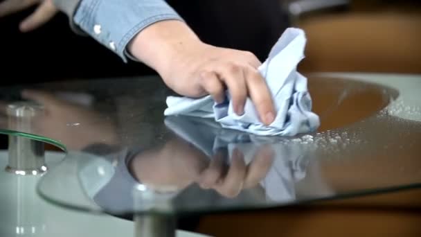 mulher limpando a mesa de vidro
 - Filmagem, Vídeo