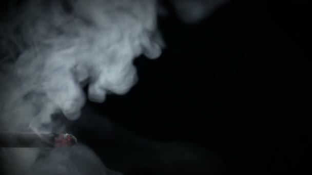 alguien fumando un cigarrillo
 - Metraje, vídeo