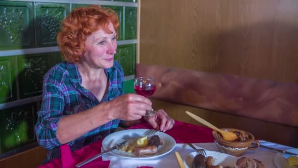 pareja está brindando durante su comida en un restaurante
 - Imágenes, Vídeo