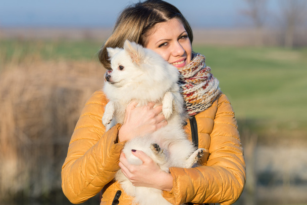 Menina feliz com seu cachorrinho
  - Foto, Imagem