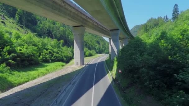 Viaduc énorme avec une autoroute dessus
 - Séquence, vidéo