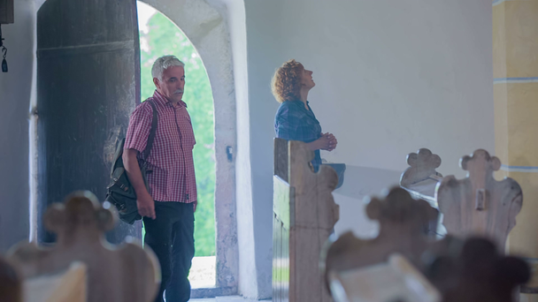 Christian couple enters the church and looks around - Video, Çekim
