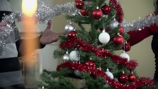 meisje en jongen kerstboom versieren - Video