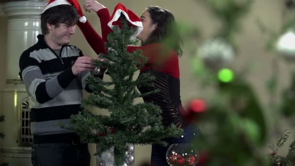 Γυναίκα βάζει Santa καπέλο στο κεφάλι παιδιά - Πλάνα, βίντεο