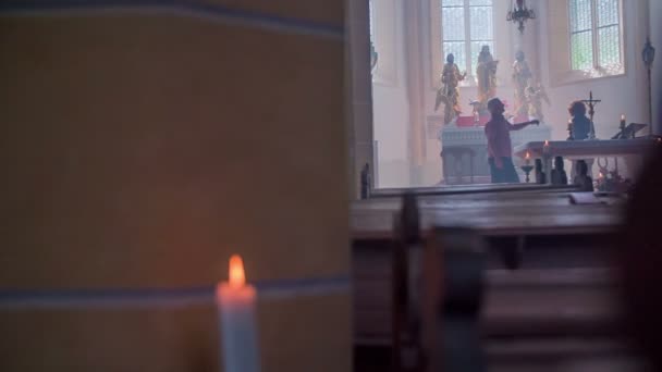 Małżeństwo chrześcijańskie stoi przy ołtarzu w kościele - Materiał filmowy, wideo