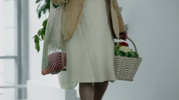 Žena, temperamentní, chodí nahoru s groceryies - Záběry, video