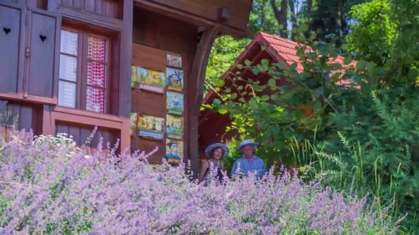 Egy idősebb házaspár kiállva méhészet - Felvétel, videó
