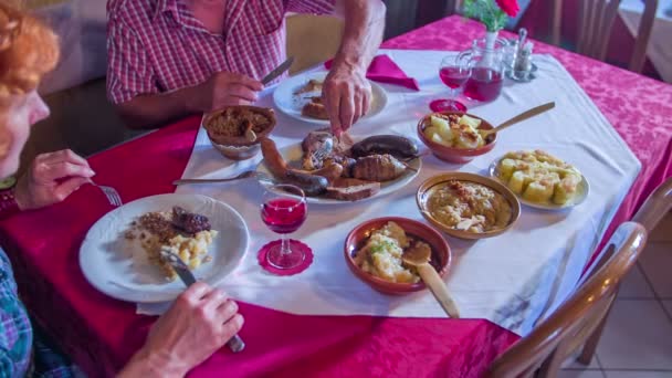 Ein älteres Ehepaar besucht ein Restaurant - Filmmaterial, Video