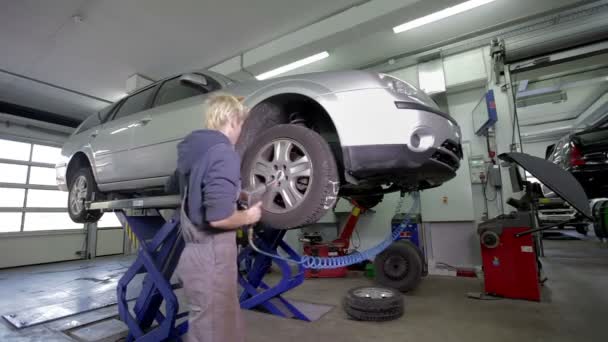 Vulcanizador verificando pneus
 - Filmagem, Vídeo