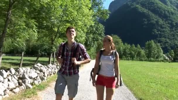 jeugdvrienden is op een avontuurlijke alpinisme strip - Video