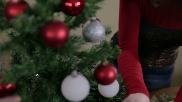 χέρια διακόσμηση του χριστουγεννιάτικου δέντρου - Πλάνα, βίντεο