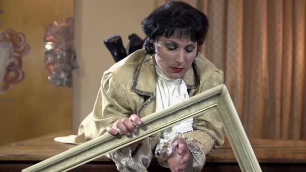 Γυναίκα σε πιάνο και κρατώντας κορνίζα - Πλάνα, βίντεο