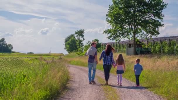 Семья из четырех человек гуляет на природе
 - Кадры, видео