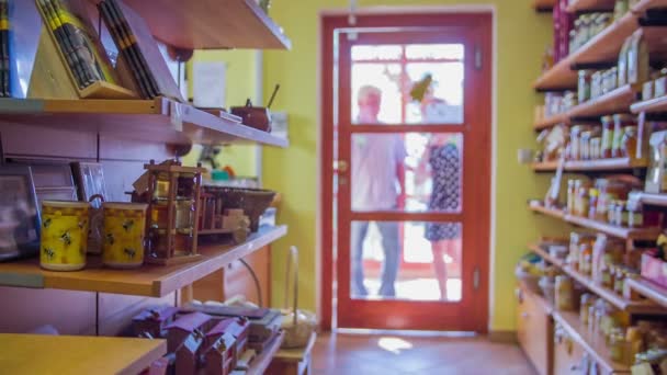 pareja está entrando en una tienda con miel y productos de abeja
 - Metraje, vídeo