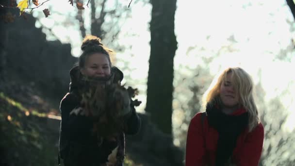 Frauen werfen Herbstblätter - Filmmaterial, Video