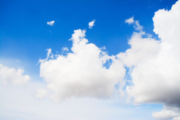 nubes en el cielo azul - Foto, imagen